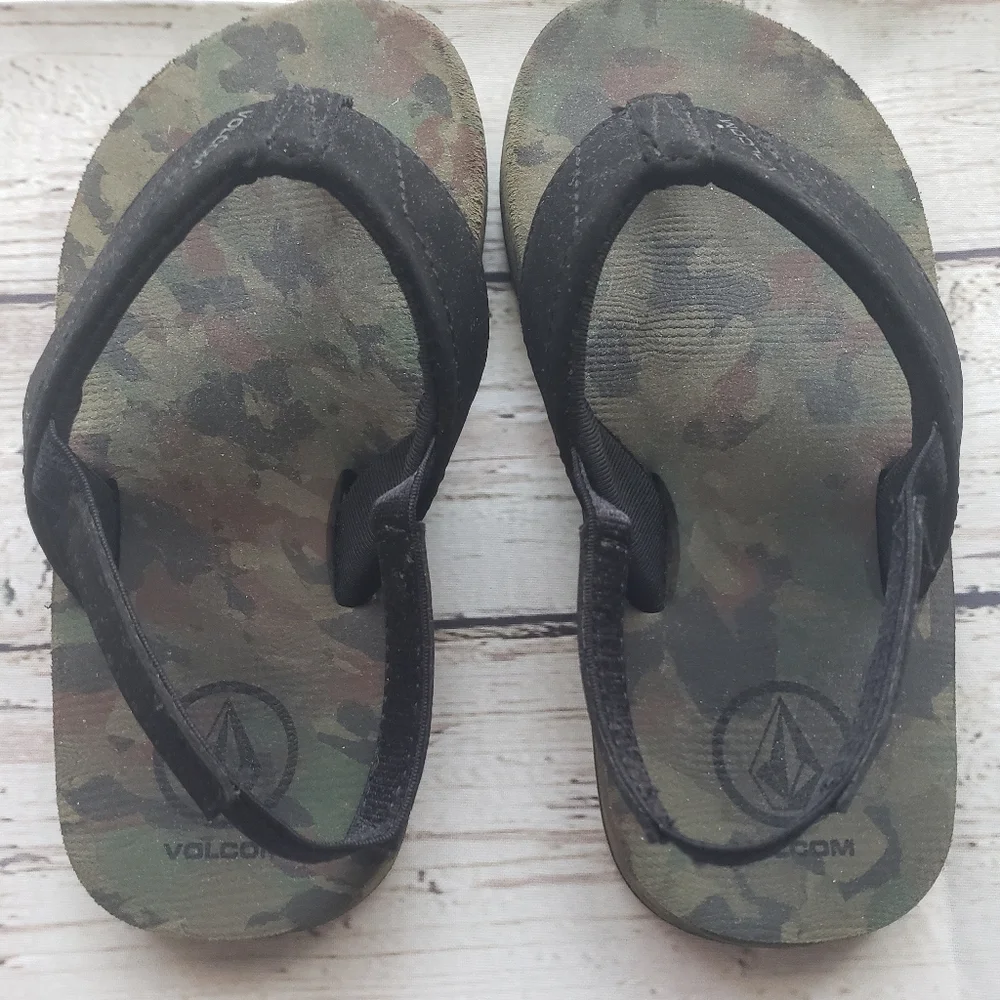 Volcom dark camo flip flop sandals little kids size 11